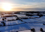 当“北极风暴”降雪袭击英国时，三种不开暖气的廉价保暖方法