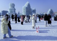 美联社图片：在中国哈尔滨，从冰雪和严寒中创造艺术和乐趣