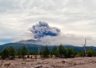 俄罗斯的Shiveluch火山在7.0级强烈地震后喷发